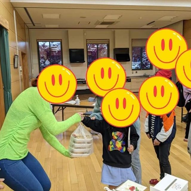 ＮＰＯ法人いるかでは、3月9日から連続してほぼ毎日配布型子ども食堂兼パントリーを実施しております！
福岡市内の小学校さんでチラシを配布させていただき、各公民館さんをお借りして開催致しております。
（お申込みはすでに終了しております。何卒ご了承ください。）

また、同時にウクライナの文化紹介の展示もさせていただいております。
実際にウクライナからいらしている方にもイベントに参加いただき、お手伝いをいただきました。
この模様はまた別の記事で報告させていただきます！

チラシを配布いただいた小学校様、場所をご提供いただいた公民館様、本事業をご利用いただいた皆様ありがとうございました！

食数に限りがあり、ご参加いただけなかった皆様、誠に申し訳ありません。
また開催できるよう努めてまいります。
引き続き、NPO法人いるかを、よろしくお願いいたします。
-----------------------
いるかでは、継続の支援者様を募集しております！
月500円からご用意しております。
ご支援のほど、ぜひよろしくお願いいたします！！↓↓
https://readyfor.jp/projects/irukamanabiba
#子ども食堂
#子ども支援
#子ども学習支援
#マナビバ
#フードパントリー
#NPO法人いるか
#福岡
#下山門
#長崎
#ネパール
#ウクライナ
#ウクライナ避難民支援
#childrensupport
#childrensupportinjapan
#childrensupportinnepal
#educationsupport
#educationsupportinjapan
#educationsupportinnepal
#manabiba
#supportforukraine
#japan
#fukuoka
#shimoyamato
#nepal